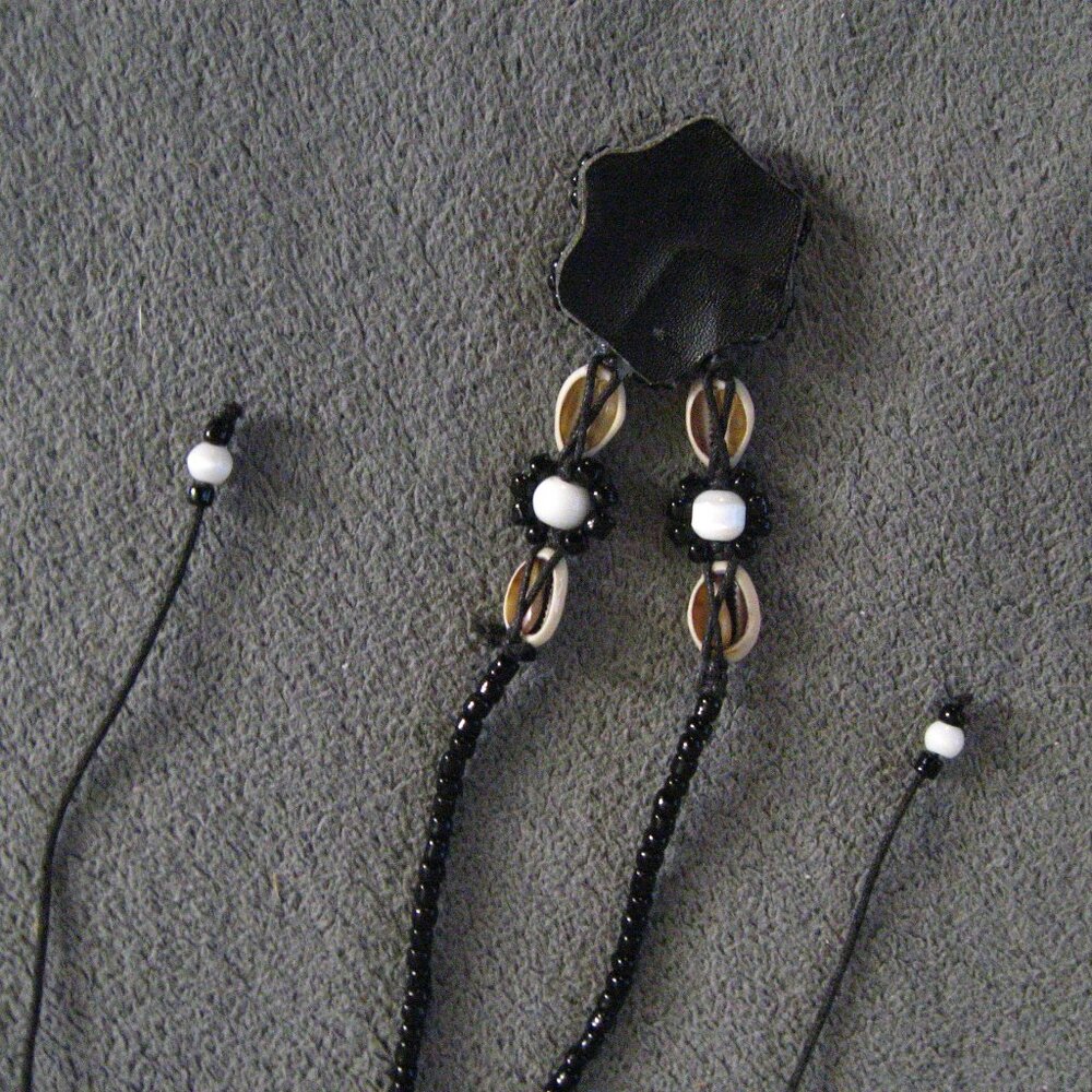 Groovy 1970's Shell & Bead String Choker Necklace - image 6